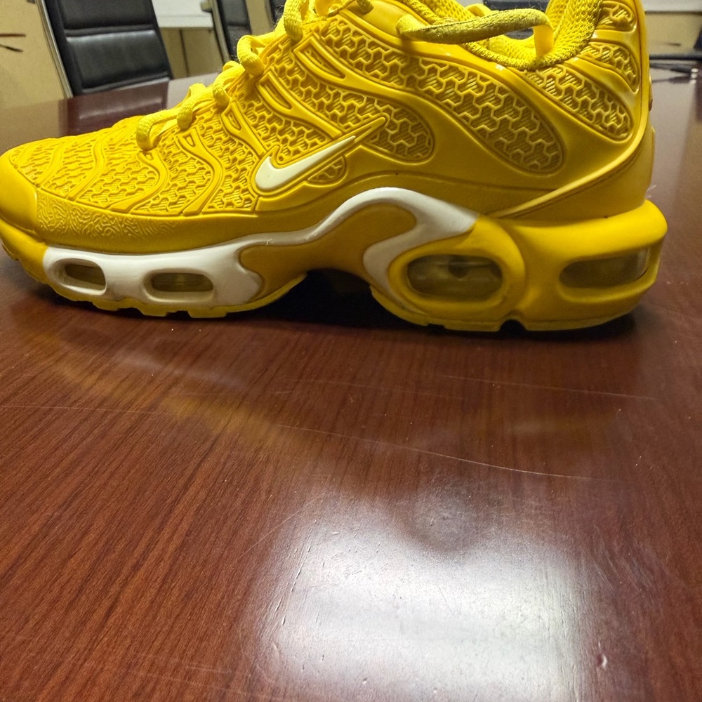 Nike Bright Yellow Sports Shoes - Picture 3 of 7